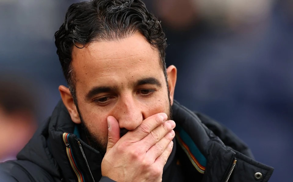 着他的队友, 他教练都已, 们未能将他